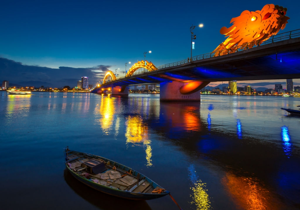 Da Nang cho tam bien, Hoi An tiep tuc cam cac diem du lich hinh anh