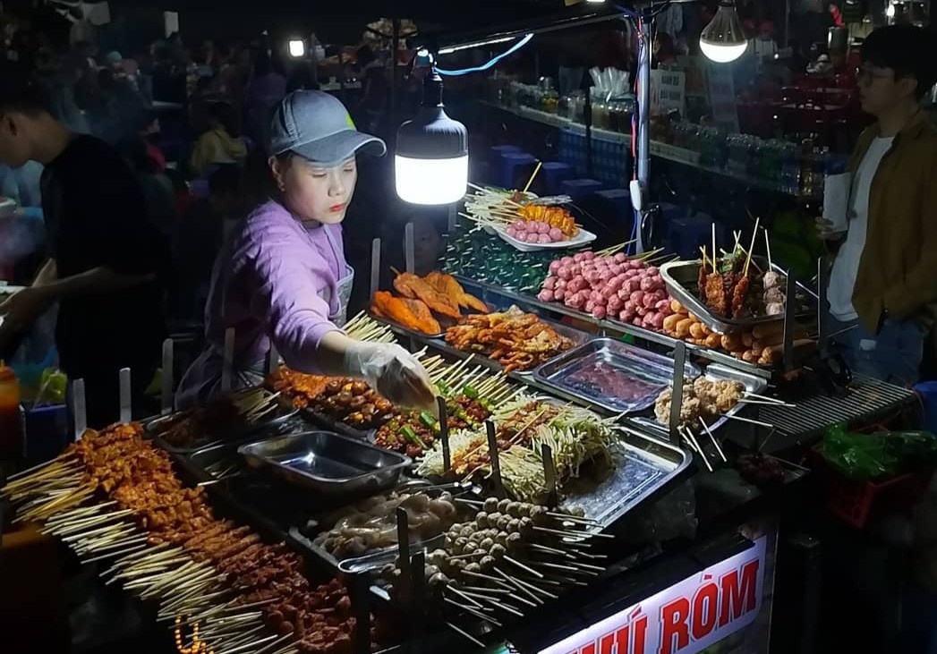 Co gi trong khu cho dem noi tieng nhat Da Lat? hinh anh