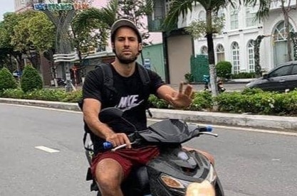 Khach Tay o Da Nang khong deo khau trang, phan ung tho tuc khi bi nhac hinh anh