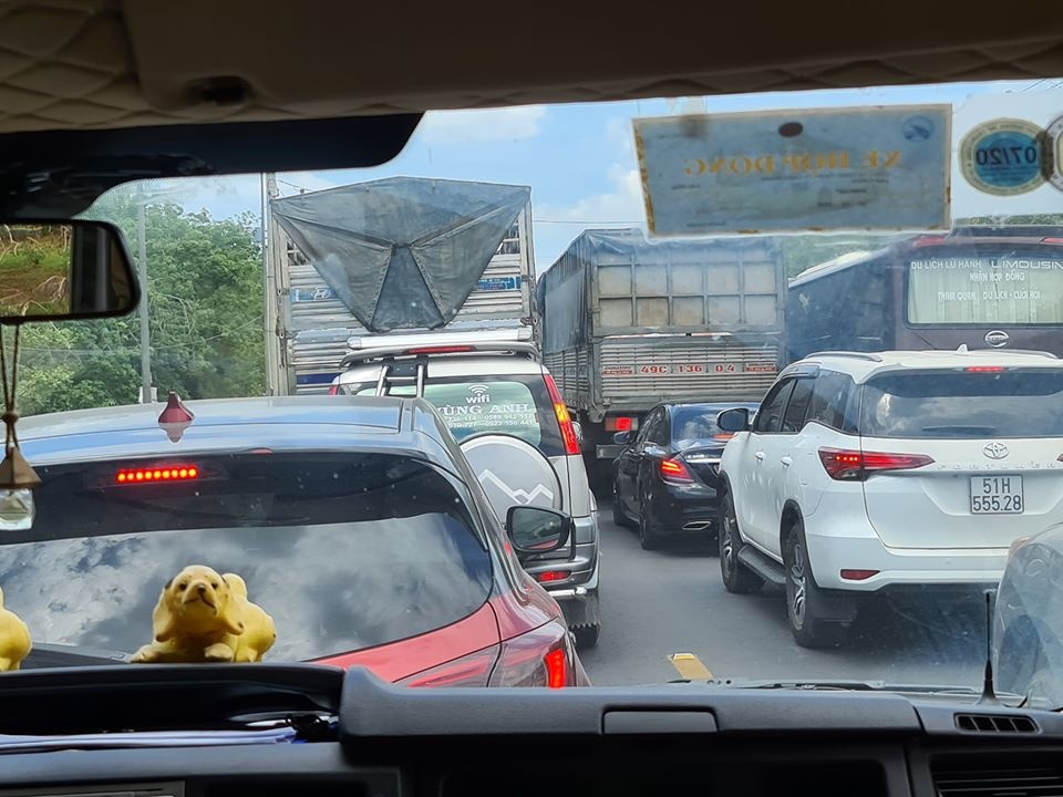 Duong len Da Lat ket xe ngay 30/4, oto nhich tung met hinh anh