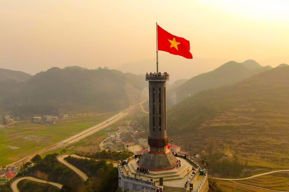 Cot co noi du khach muon chinh phuc phai buoc 900 bac thang hinh anh