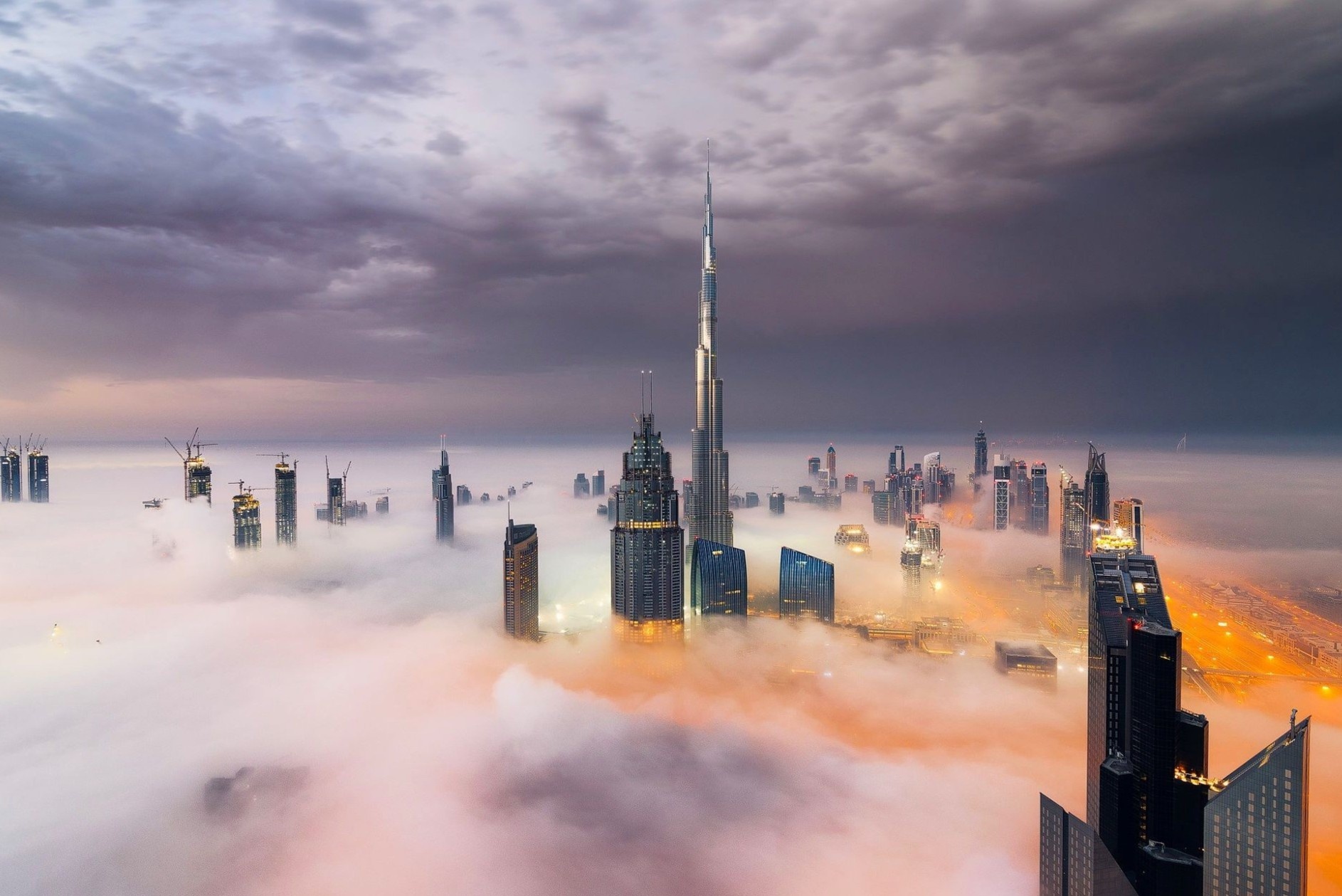 Canh toa nha cao nhat the gioi xuyen giua tang may hinh anh