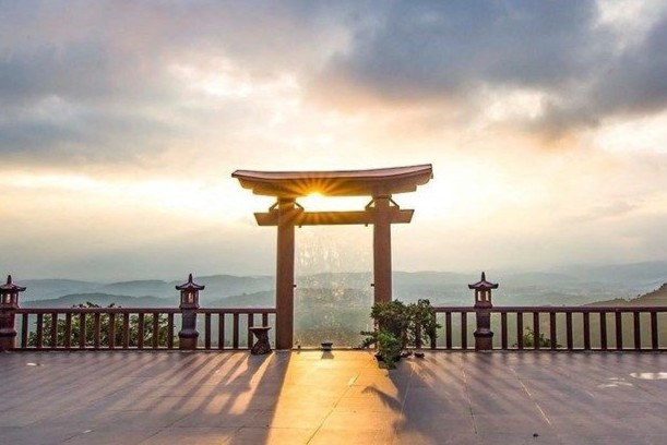 Ngoi chua an giua dai ngan noi tieng nam ngay gan Da Lat hinh anh