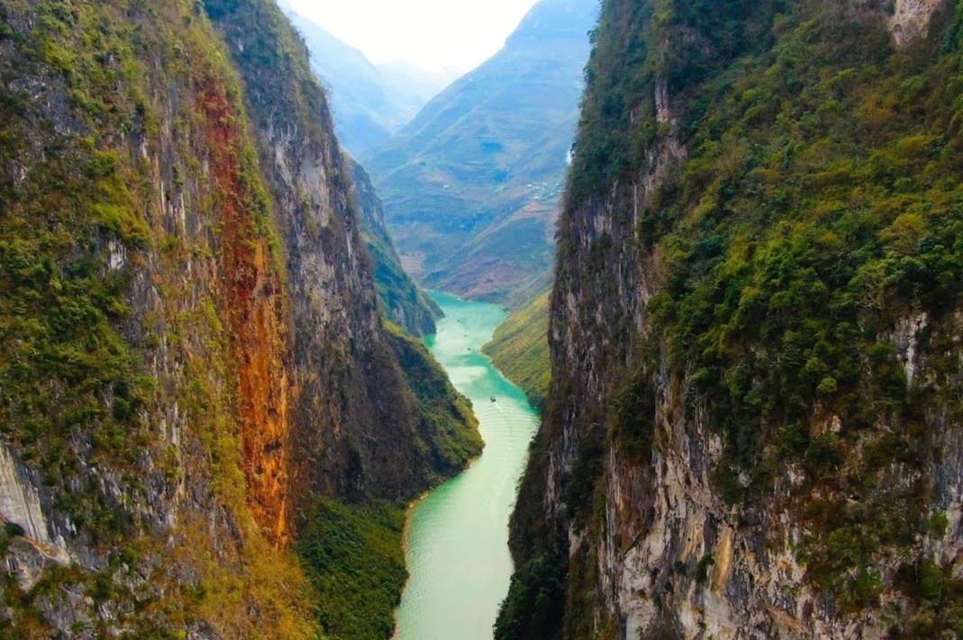 Canh dep khac la cua hem vuc cao nhat Dong Nam A o Ha Giang hinh anh