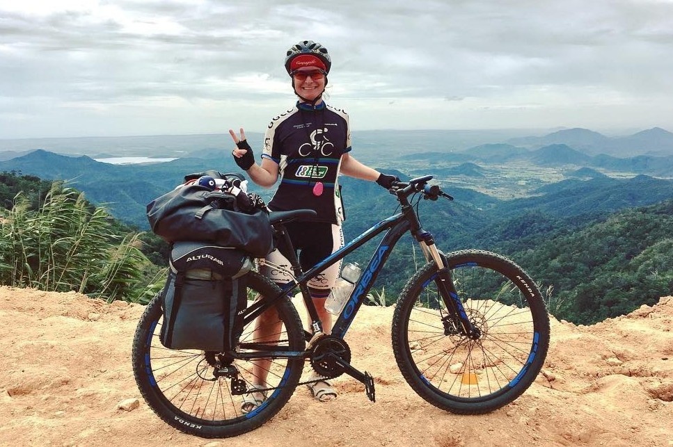 Nu khach Tay dap xe tu Ha Noi vao TP.HCM hinh anh