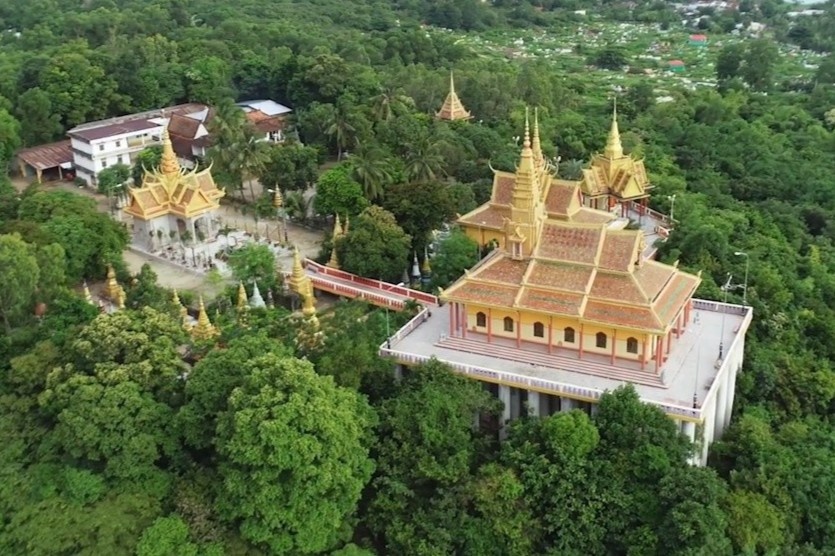 Ngoi chua tren cao noi tieng bac nhat mien Tay hinh anh