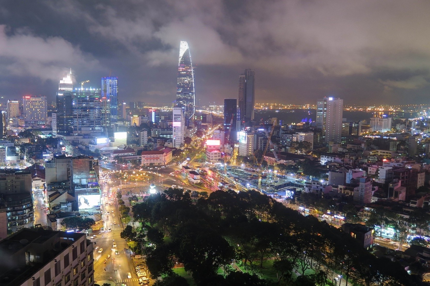 Quan 1 sam uat nhat TP.HCM nhin tu tren cao hinh anh