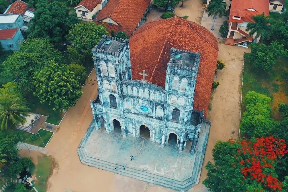 Nha tho mau xanh luu giu co vat doc nhat o Viet Nam hinh anh