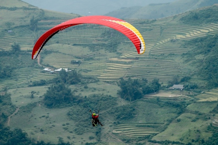 Phi cong chuyen nghiep roi du luon khi bay o Mu Cang Chai hinh anh