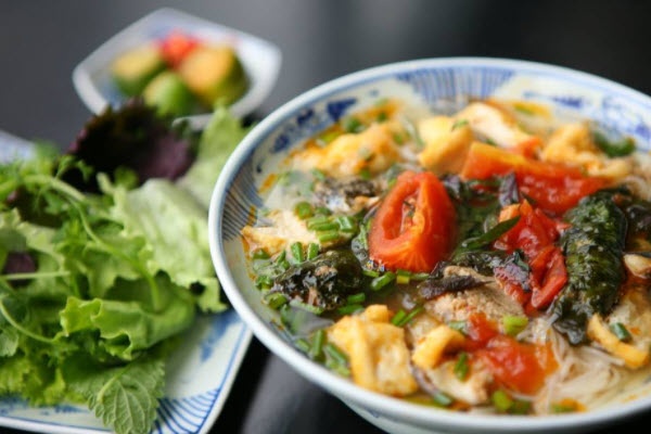 Khach Tay goi y bua sang ngoai pho khi toi Viet Nam hinh anh