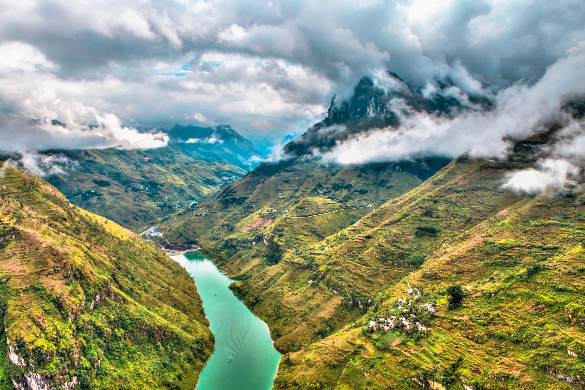 Den Ha Giang vuot deo huyen thoai, ngoi thuyen tren dong Nho Que hinh anh