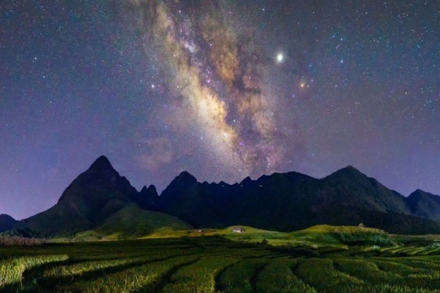 Dai ngan ha ruc sang giua troi dem Viet Nam hinh anh