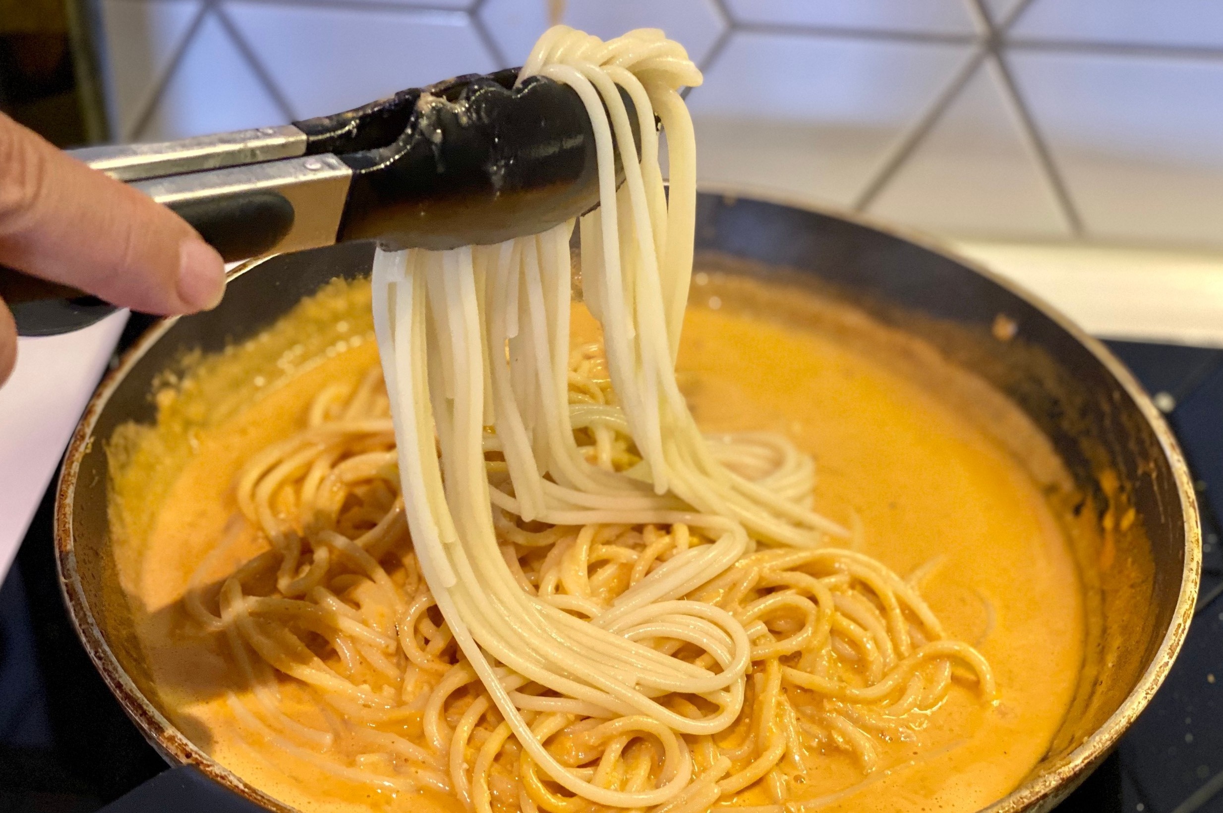 Chang trai Viet chi cach lam mi sot cua ngon nhu nha hang hinh anh