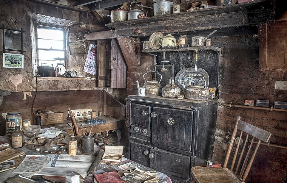 Ngoi nha bo hoang hon 100 nam, chua toan do co va thu tinh hinh anh