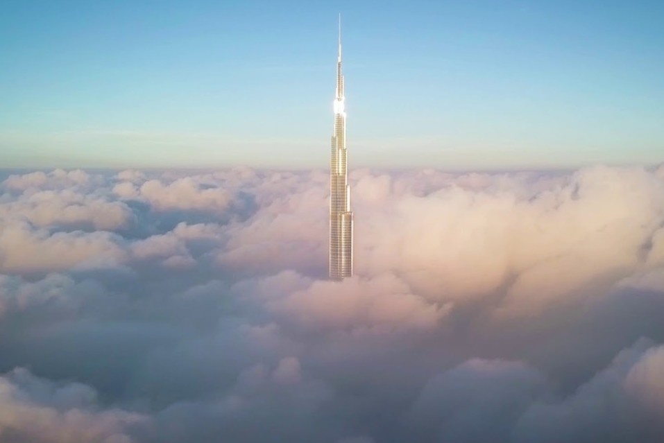 Toa nha cao nhat the gioi xuyen giua tang may hinh anh