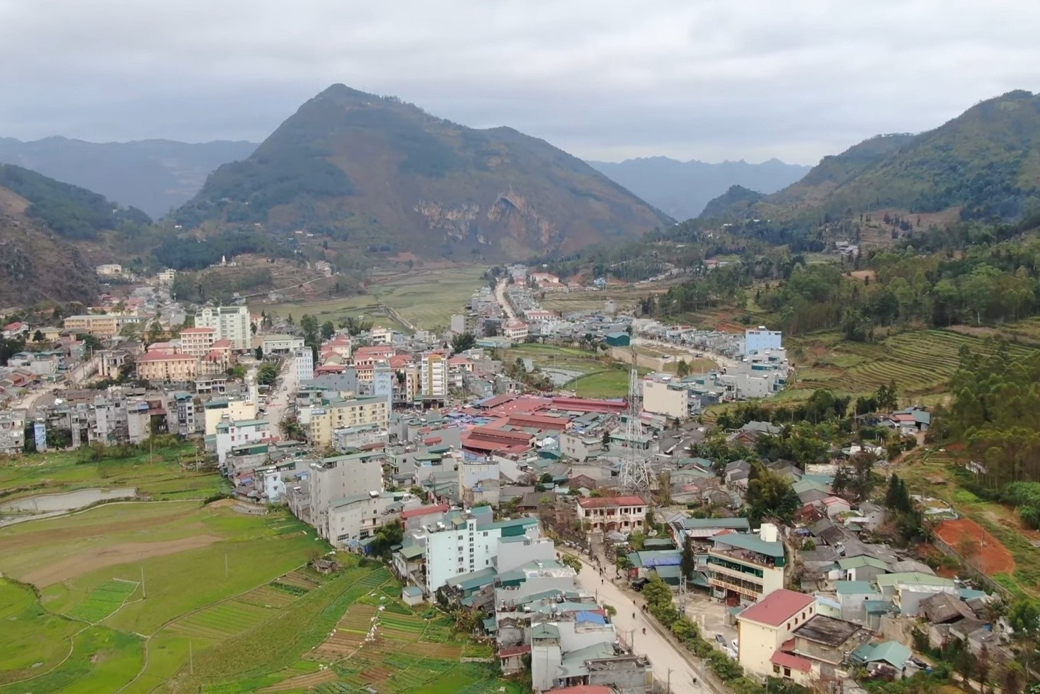 Thi tran vung Tay Bac yen binh giua cao nguyen da hinh anh