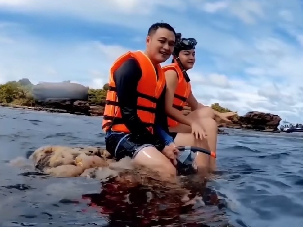 Quang Vinh bi chi trich vi ngoi len san ho o Phu Quoc hinh anh