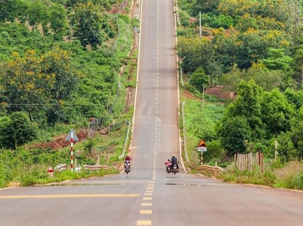 Hinh anh duong doc dung dung o Viet Nam khien dan mang chu y hinh anh