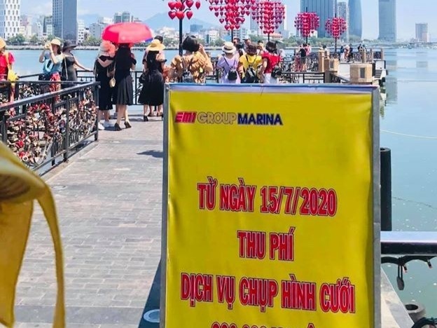 Cau tinh yeu Da Nang treo bien thu phi chup anh cuoi 300.000 dong hinh anh