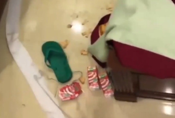 Nhom tre cuoi lon khi xa rac, quay clip trong phong khach san Vung Tau hinh anh