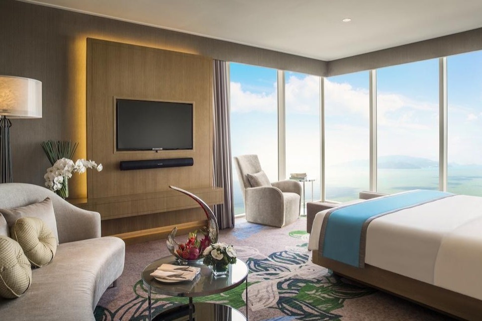 Khach san 5 sao tang gia van 'chay' phong toi dau thang 8 hinh anh