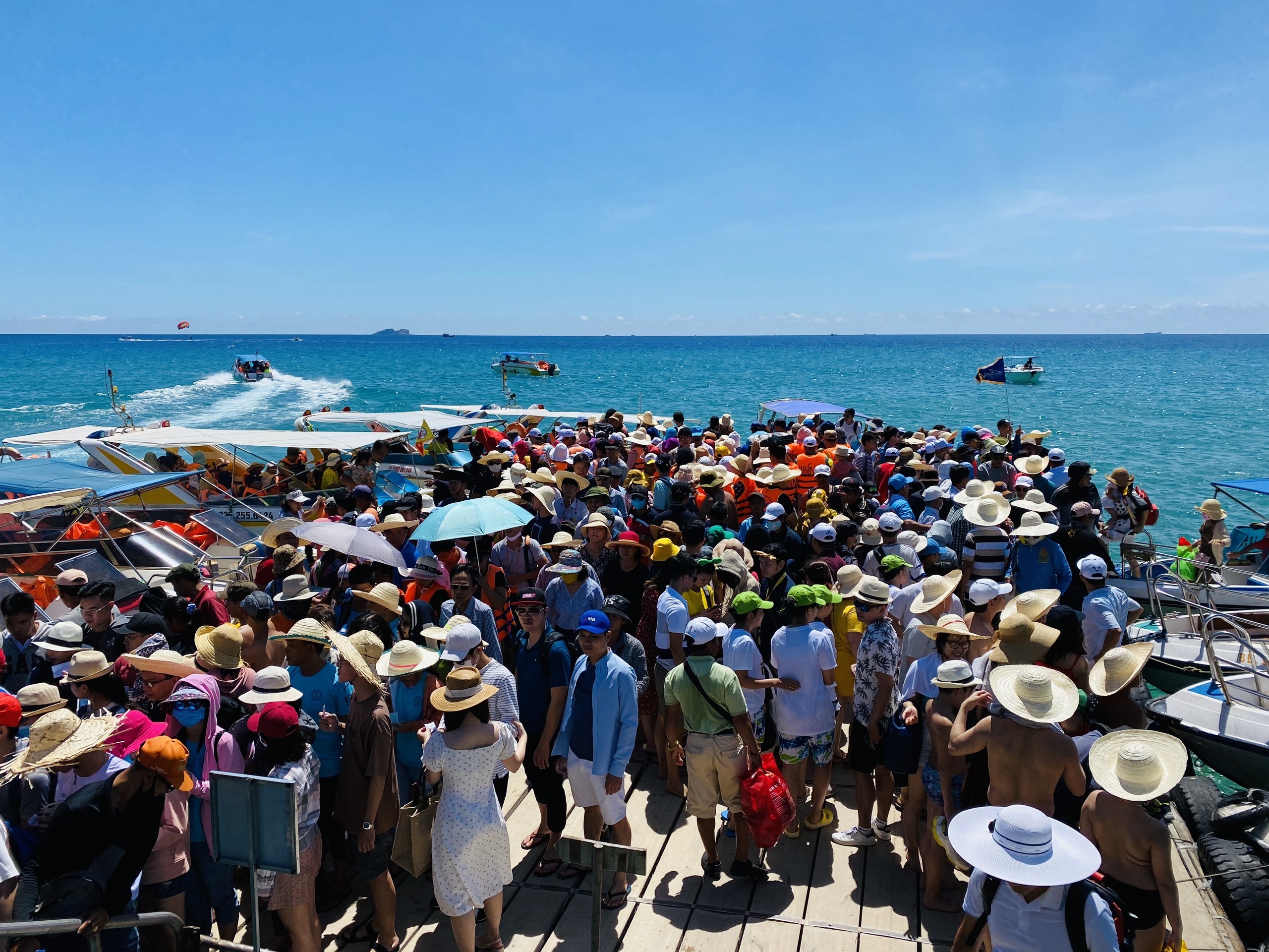 Ky Co chat kin khach cuoi tuan, tho anh tang thu nhap gap doi hinh anh