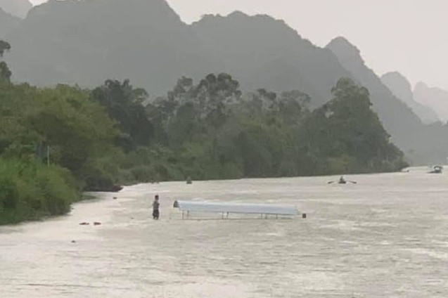 Lat thuyen o chua Huong vi con dong lon hinh anh