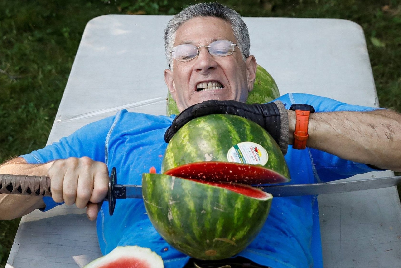 Ky luc chem dua hau dat tren dau nguoi trong 1 phut hinh anh