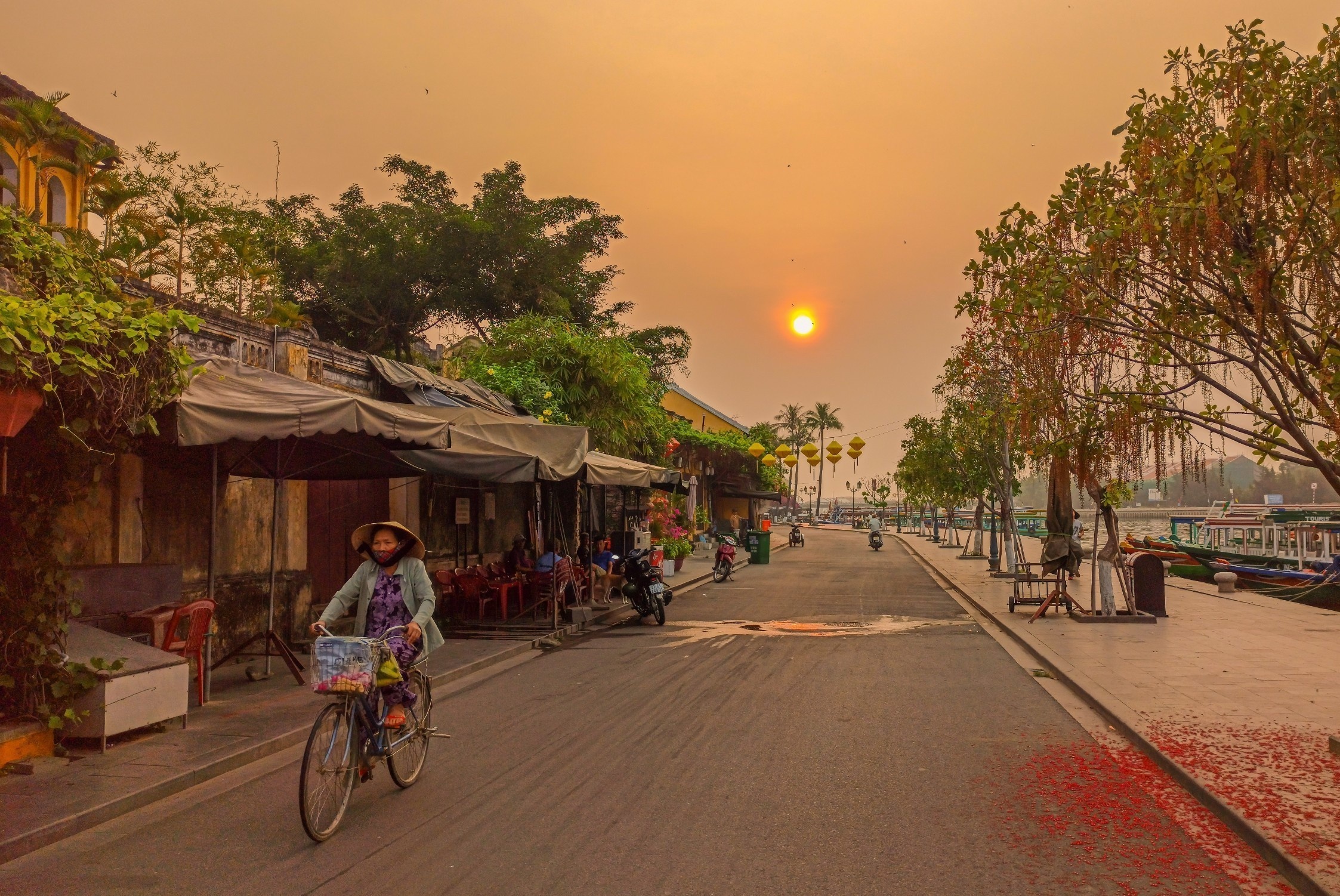 Hoi An tam dung kinh doanh nha hang hinh anh