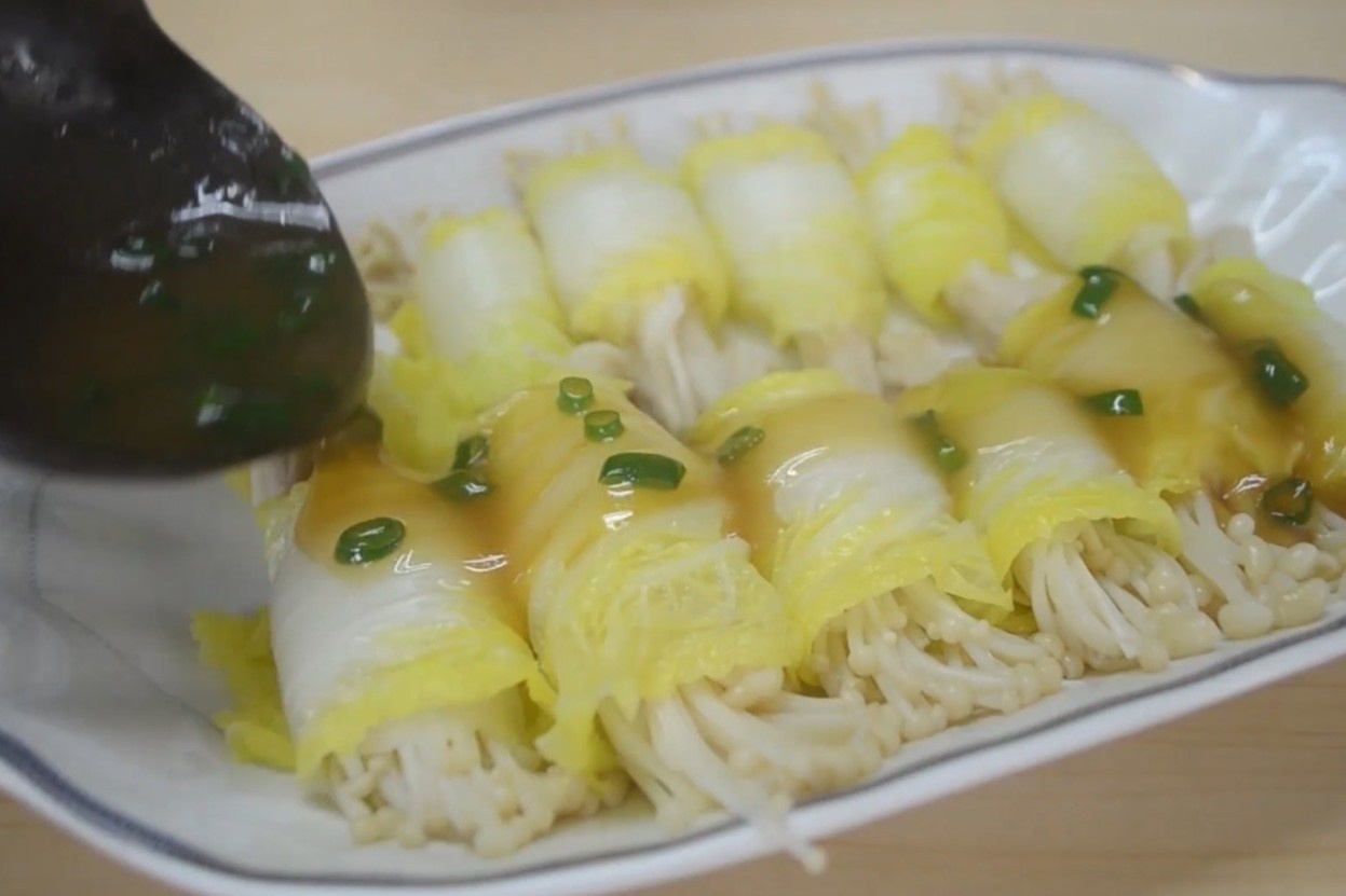 Lam bap cai cuon nam kim cham thom ngon cho bua toi hinh anh