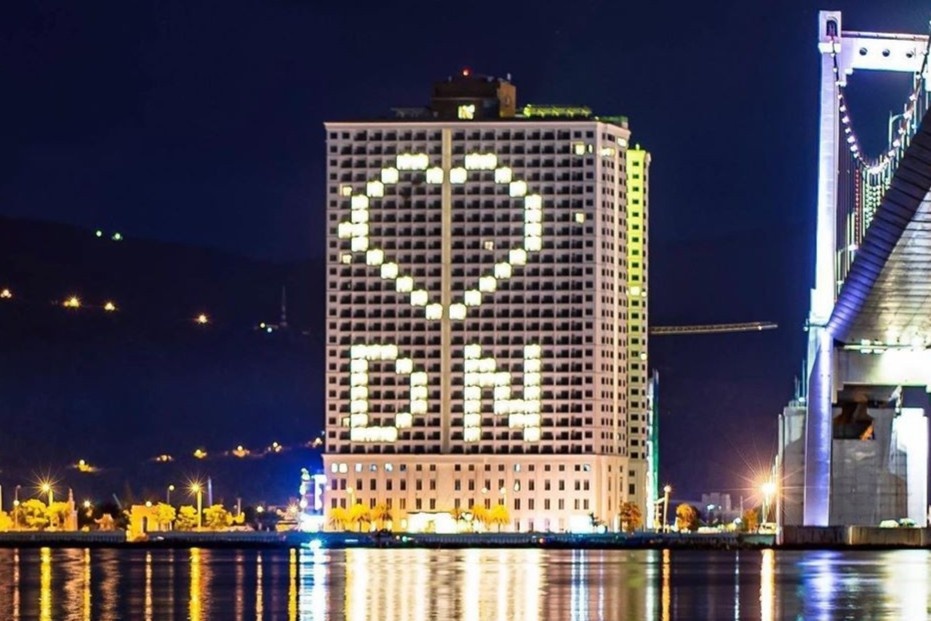 Nhieu khach san o Da Nang len den hinh trai tim giua mua dich hinh anh