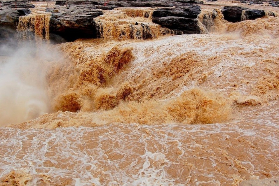 Thac nuoc vang lon nhat the gioi o Trung Quoc mua lu hinh anh