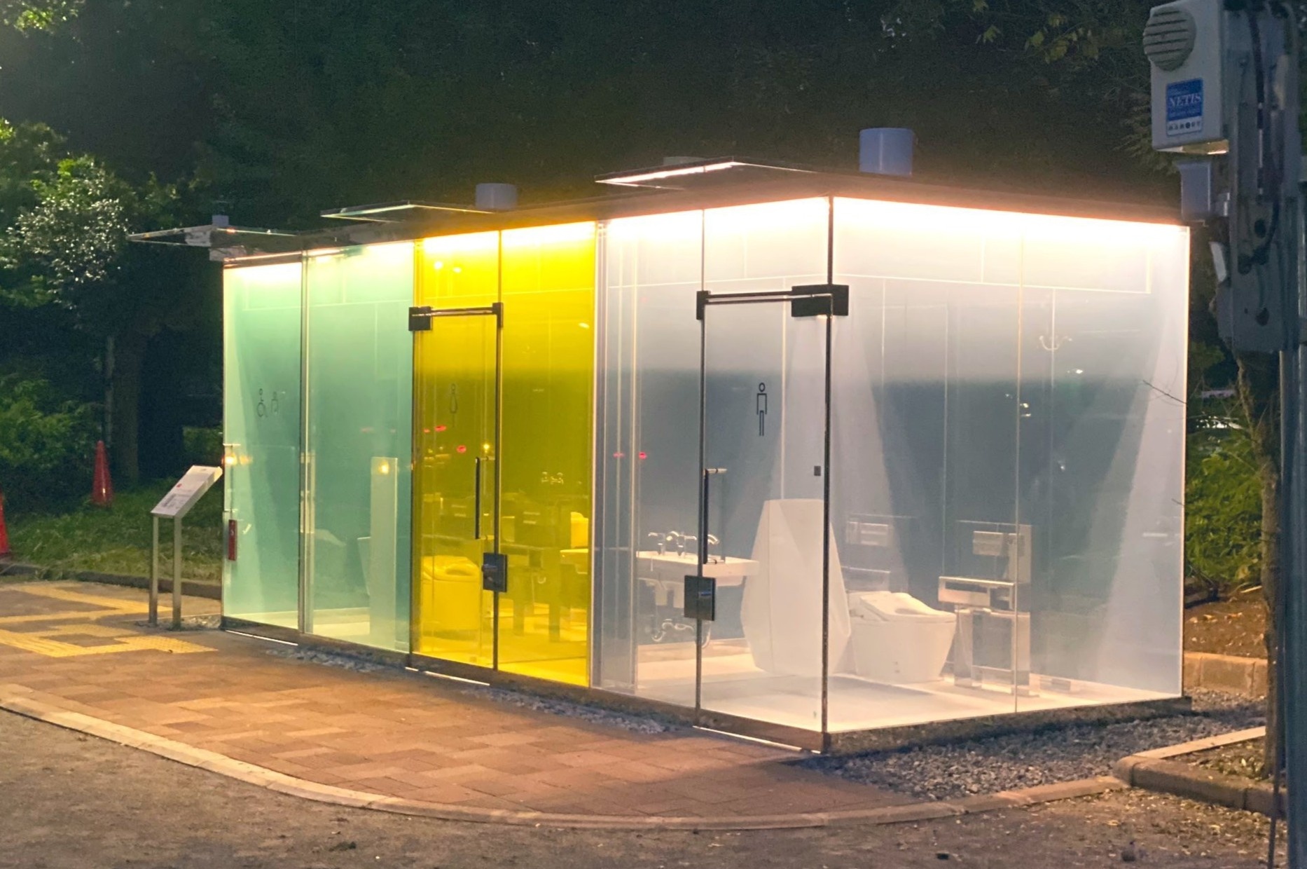 Nha ve sinh cong cong trong suot o Nhat Ban hinh anh