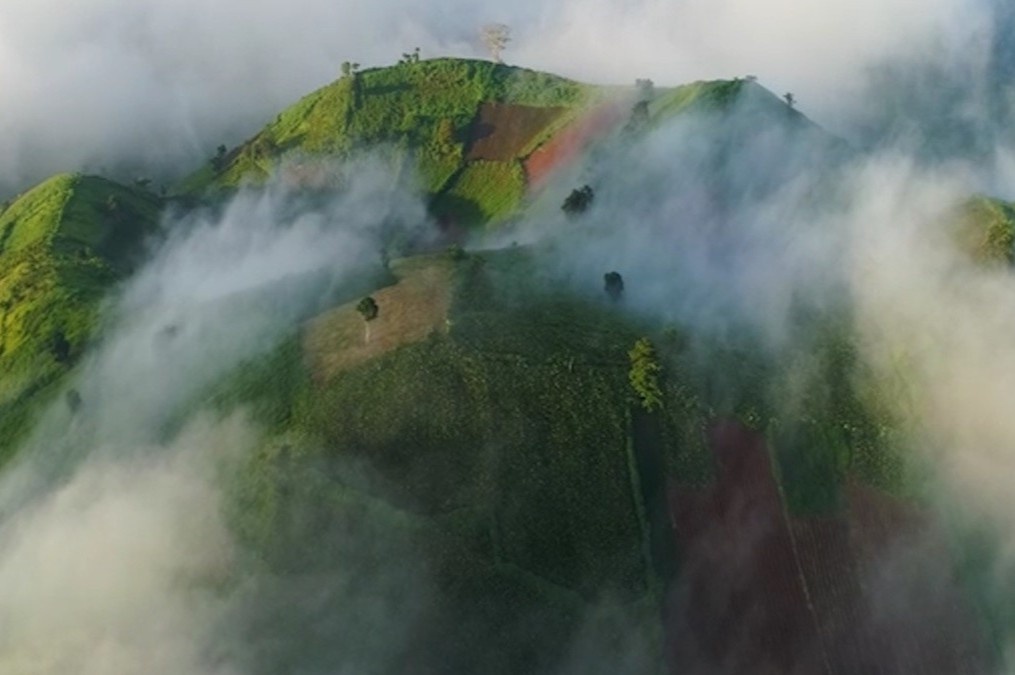 Nui lua trieu nam tuoi o Gia Lai chim trong bien may hinh anh