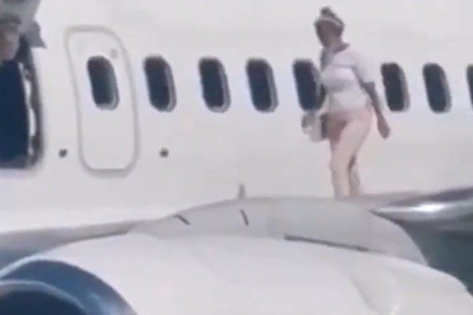 Hanh khach di tren canh may bay hinh anh