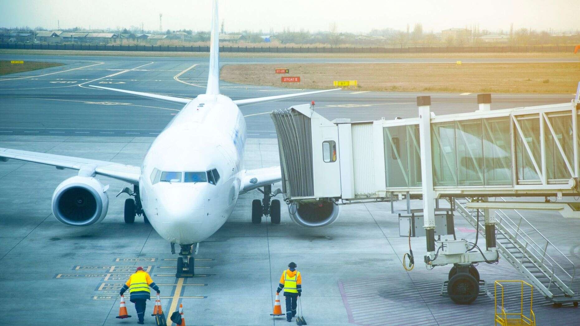 Hinh anh nguoi phu nu di lai tren canh may bay hinh anh