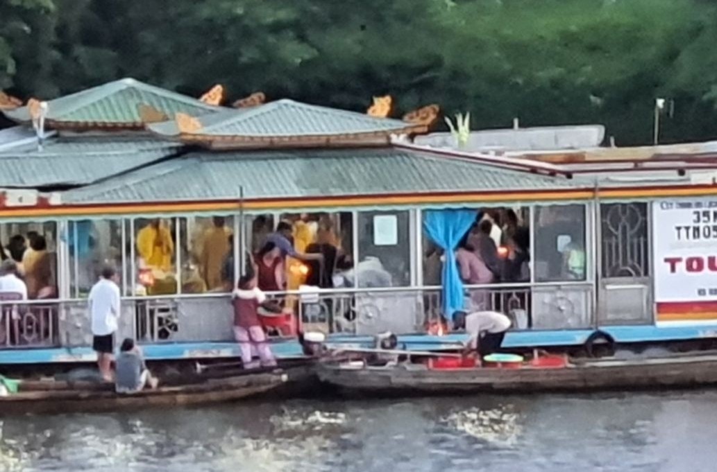 Phat 8 trieu dong chu thuyen xa vang ma tren song Huong hinh anh