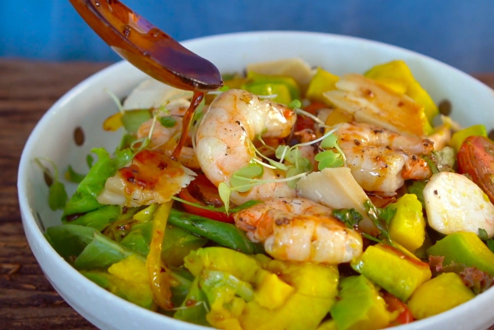 Doi vi voi mon tom nuong an kem salad bo hinh anh