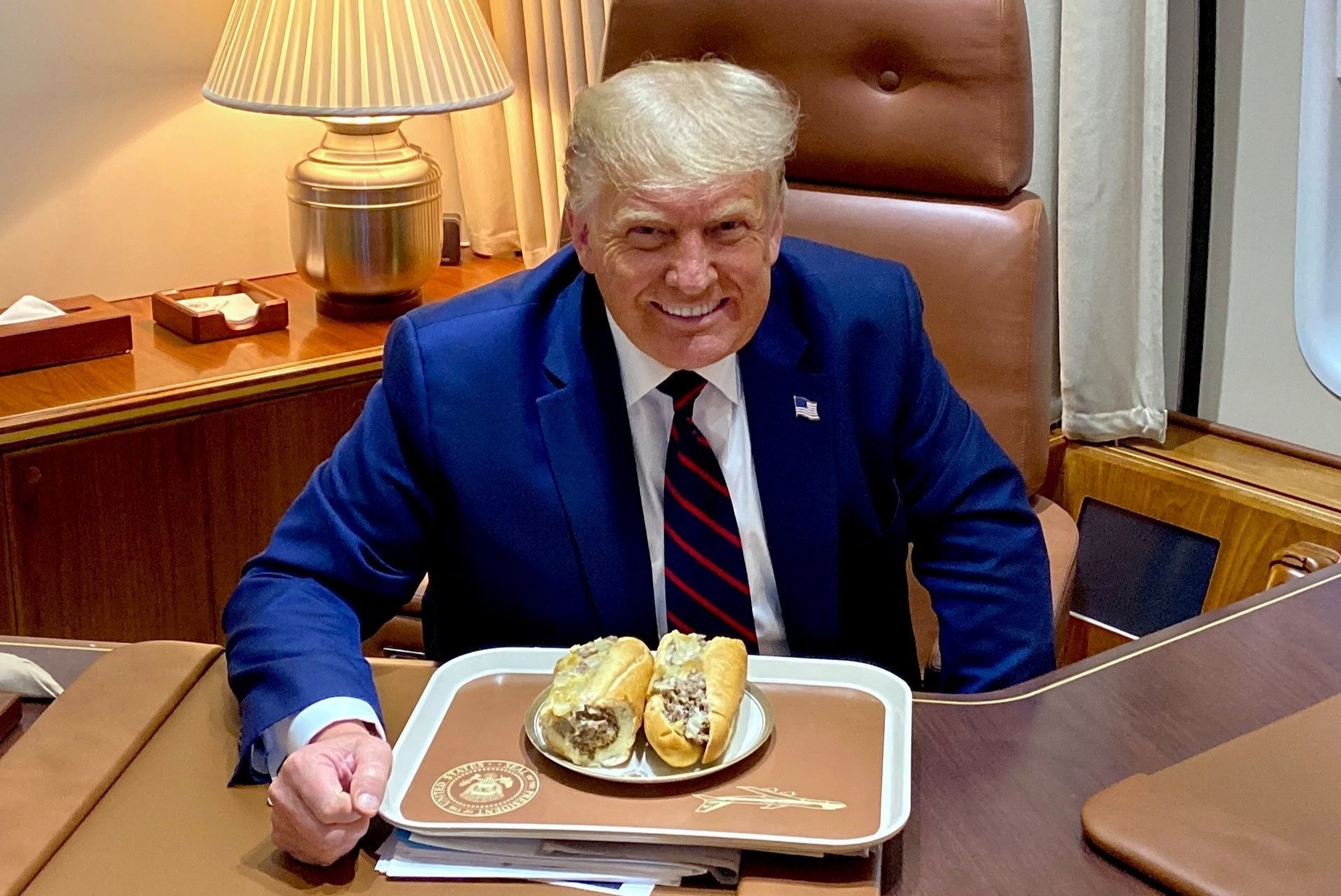 Tong thong Trump an mon giong banh mi Viet Nam hinh anh