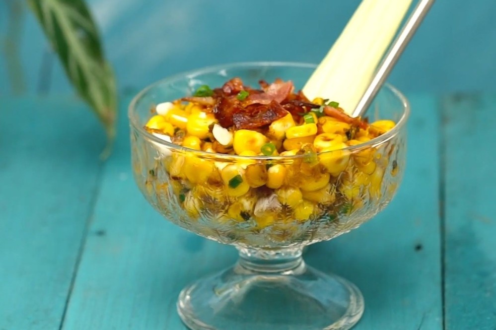 Lam mon ngo xao trung muoi hinh anh