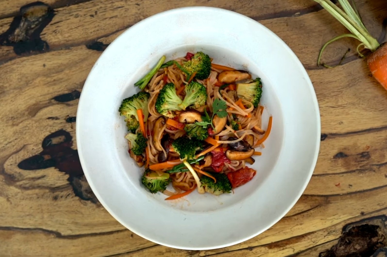 Hoc lam hu tieu xao gac trong 2 phut hinh anh