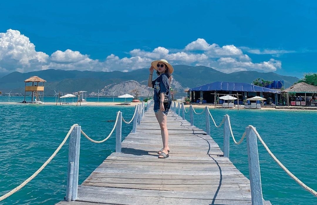 Check-in 4 cay cau go tren bien o Viet Nam hinh anh