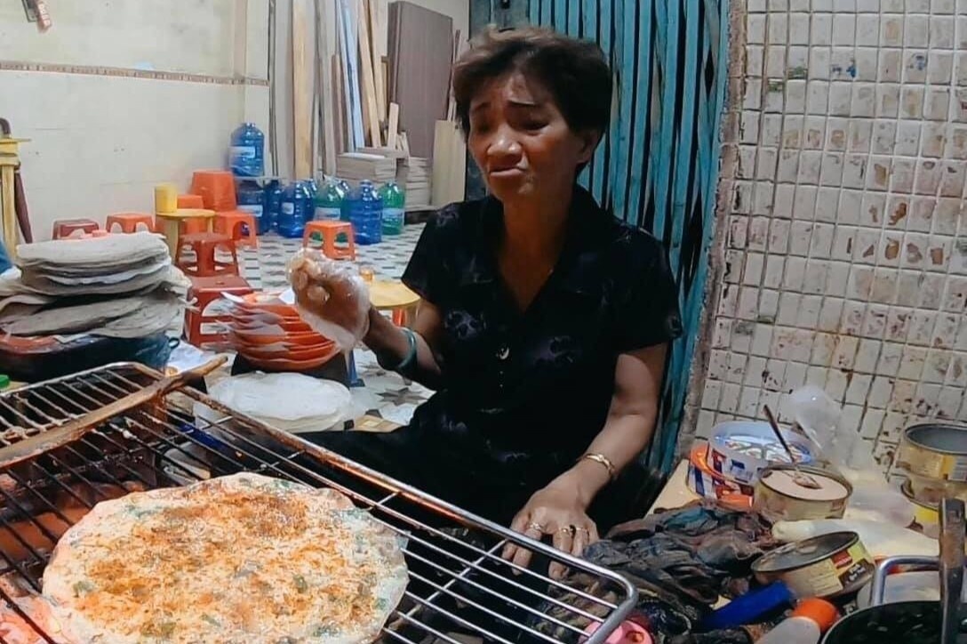 Chu quan banh trang o Da Lat bi to duoi, chui khach hinh anh