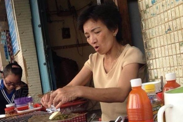 Chu quan banh trang nuong o Da Lat bi canh cao vi chui khach hinh anh