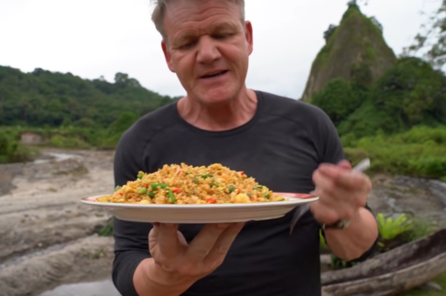 Gordon Ramsay bi che an com khong sach dia hinh anh