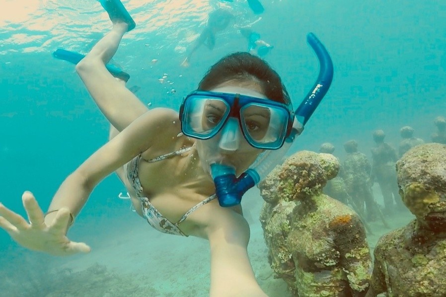 Co gai di khap the gioi bang cach ngu nho nha nguoi la hinh anh