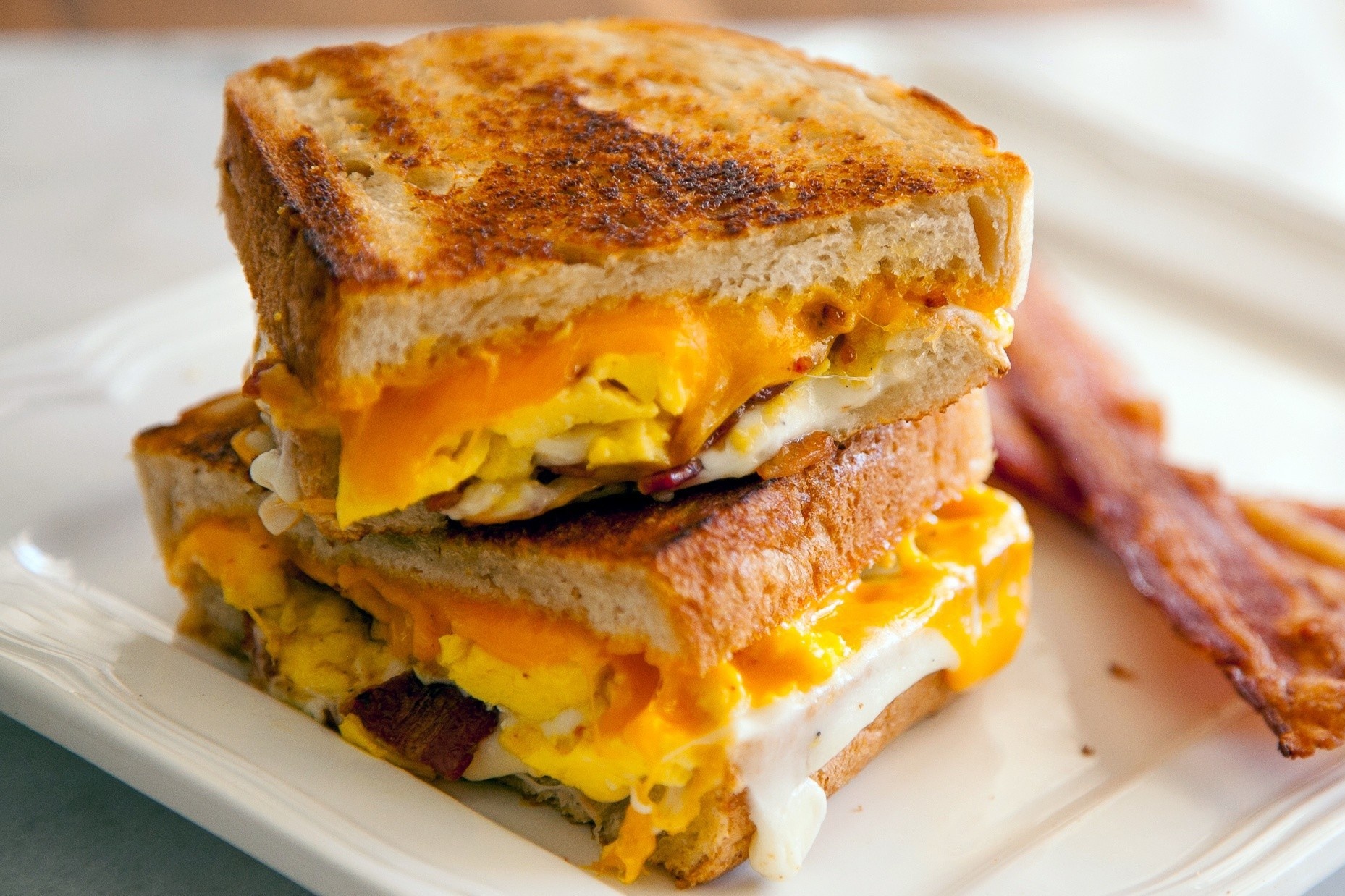 Bua an nhanh gon voi banh mi trung hinh anh