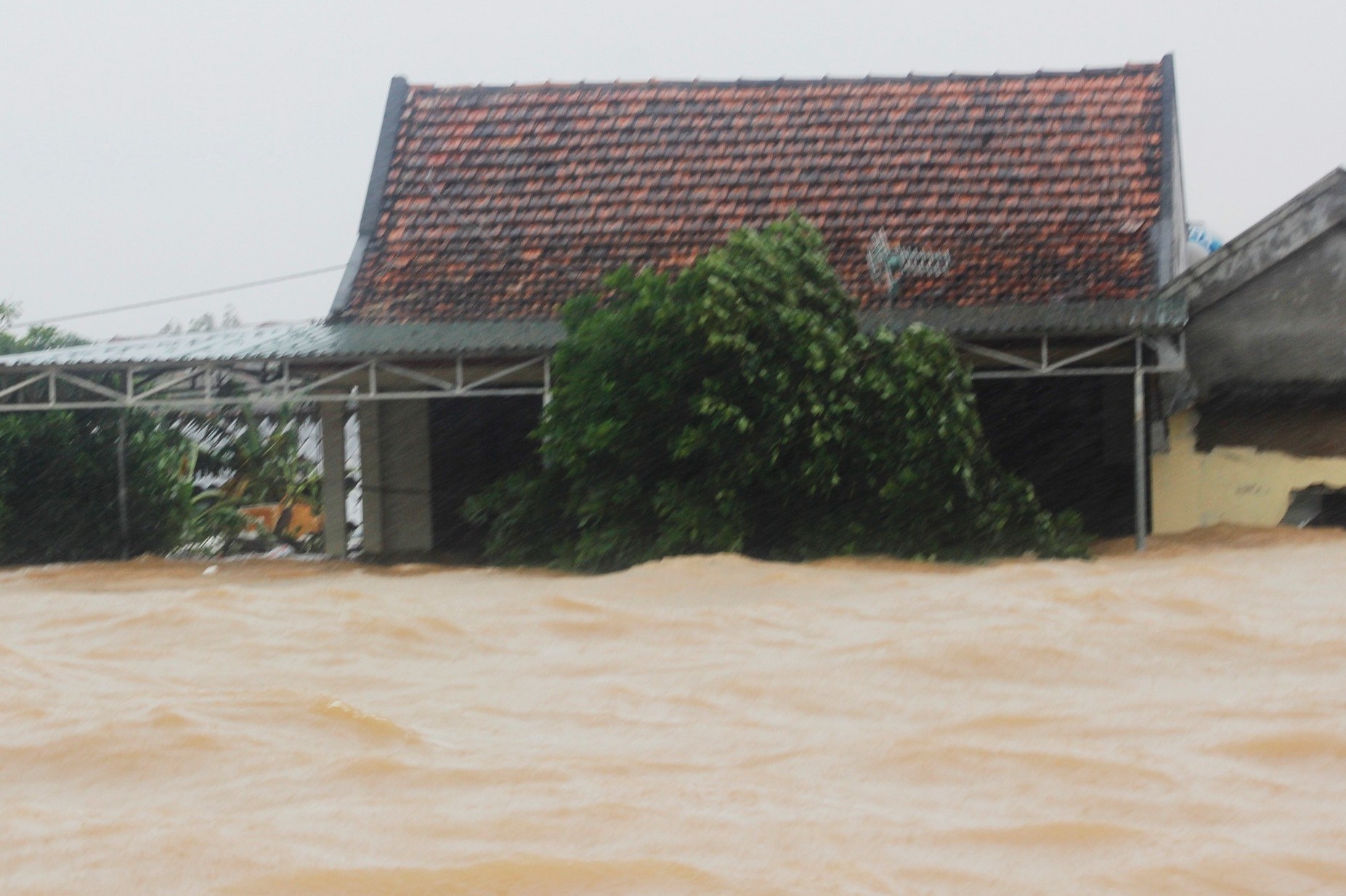 Khach san o Phu Yen mien phi dich vu cho doan tu thien den mien Trung hinh anh