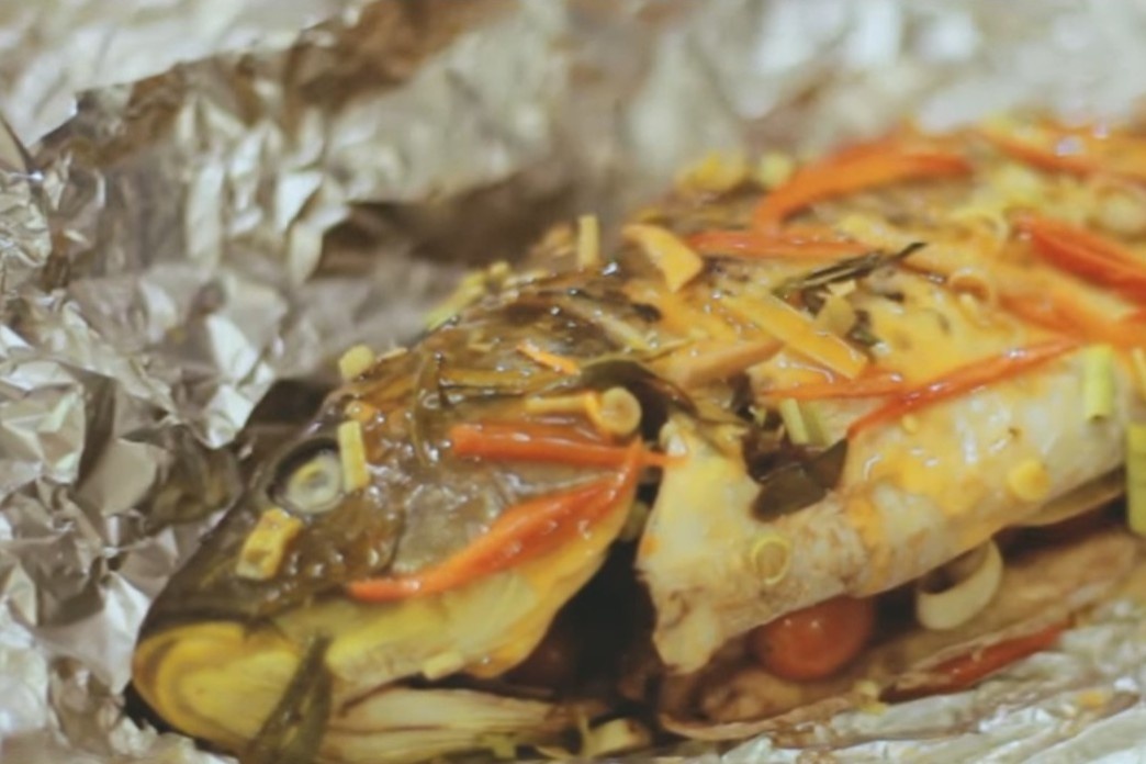 Ca nuong giay bac cho bua an ngay lanh hinh anh