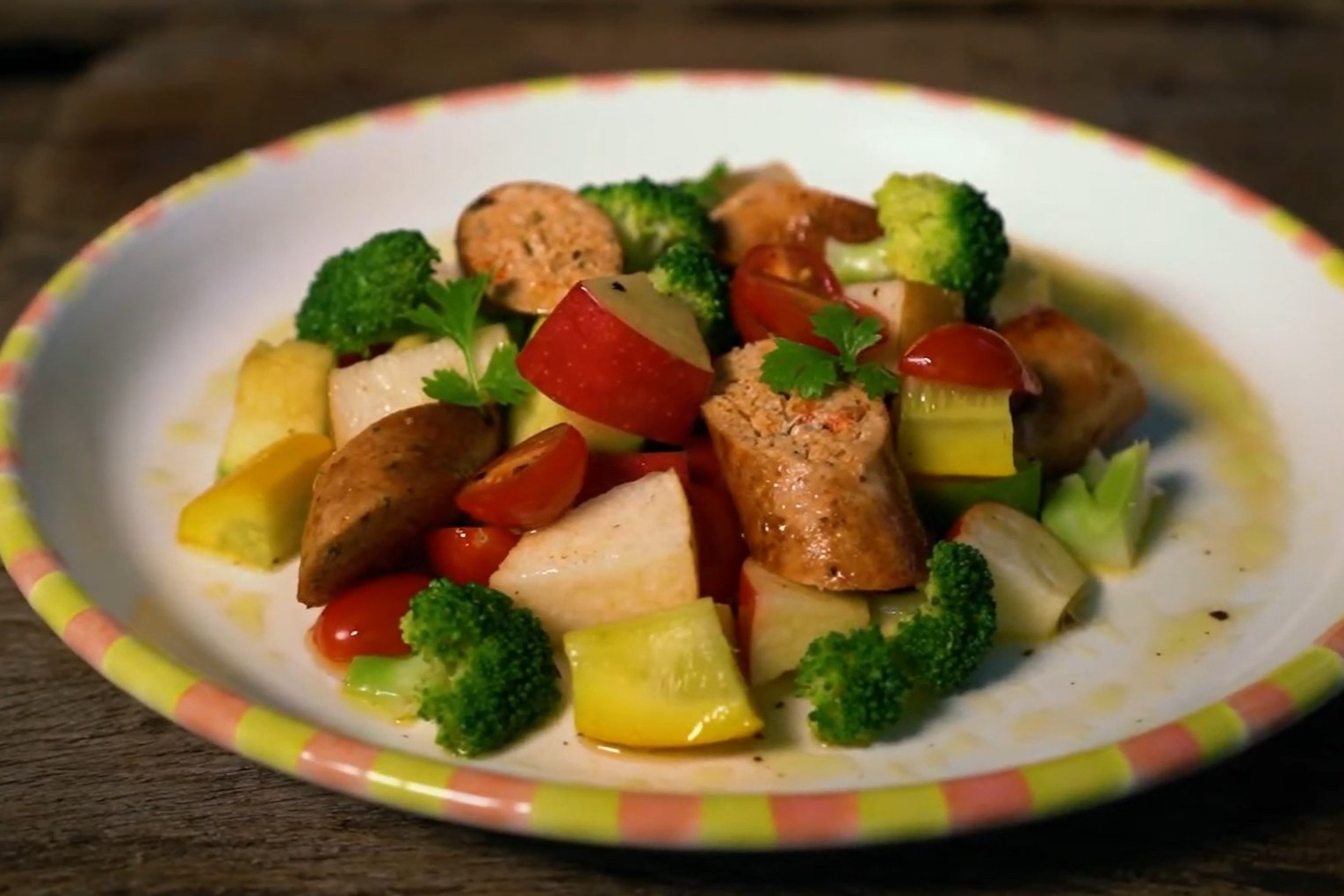 Doi vi cuoi tuan voi salad tao tron xuc xich ga thao moc hinh anh